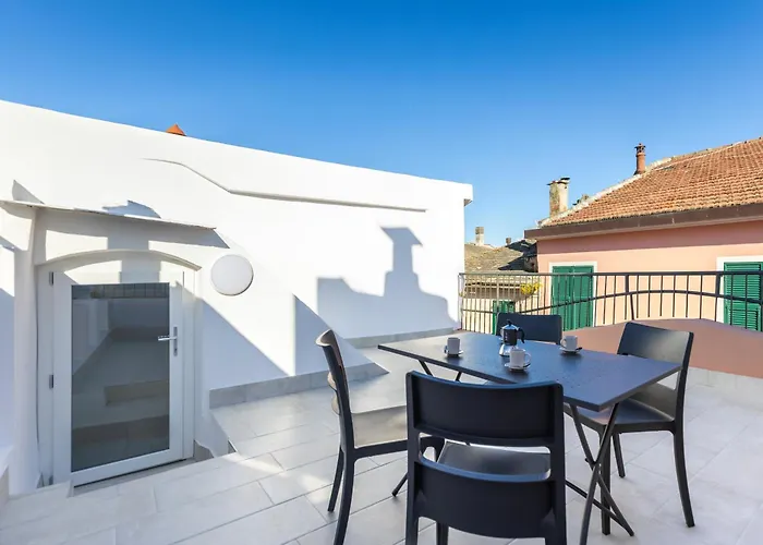 Hostdomus - Azure Loft Free Garage Apartman Loano